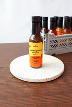 Charger l'image dans la galerie, image de la sauce piquante café et orange épicée dans son contenant