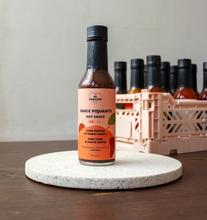 Charger l'image dans la galerie, image de la sauce piquante Cidre fermier et piment morita dans son contenant
