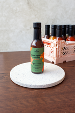 Charger l'image dans la galerie, image de la sauce piquante Érable et chipotle dans son contenant