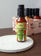 Charger l'image dans la galerie, image de la sauce piquante Kimchi et habanero dans son contenant