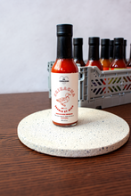 Charger l'image dans la galerie, image de la sauce piquante Sriracha érable et miso dans son contenant