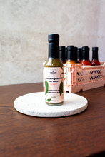 Charger l&#39;image dans la galerie, image de la sauce Jalapeno et fleur d&#39;ail dans son contenant

