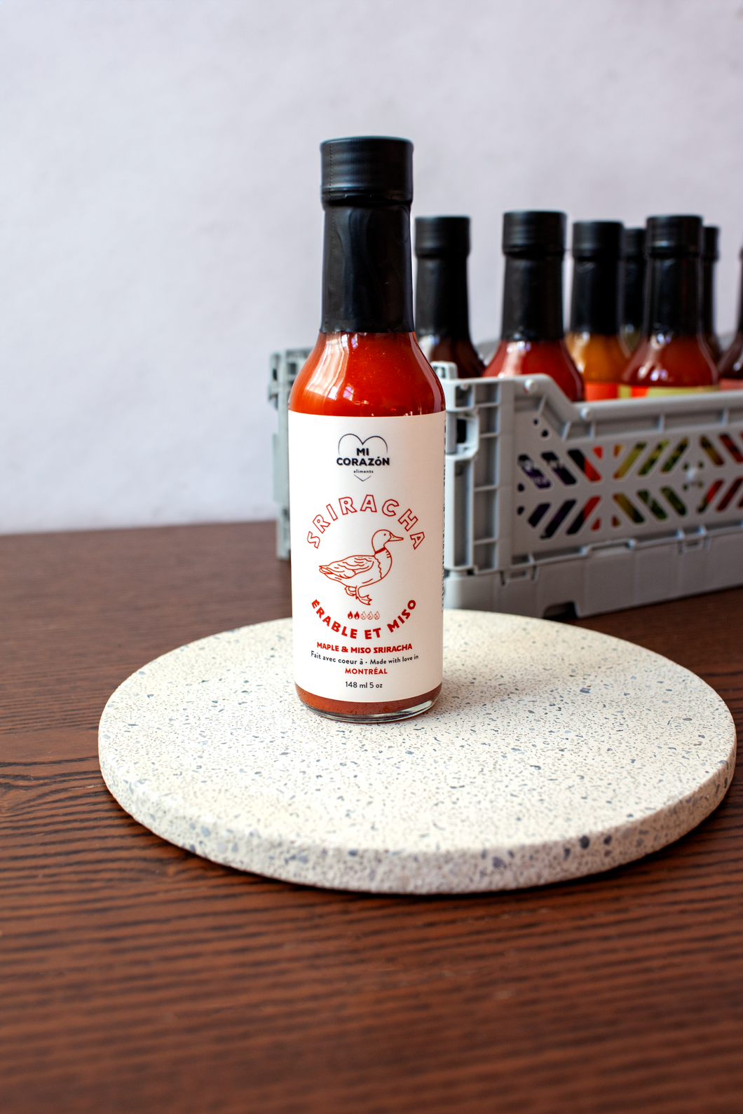 image de la sauce piquante Sriracha érable et miso dans son contenant